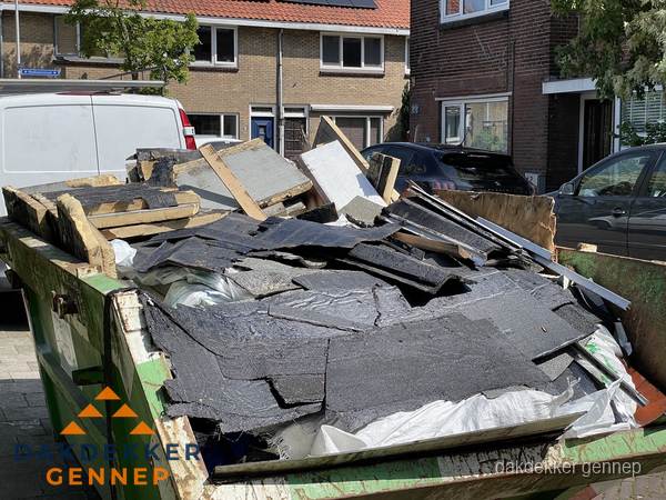 Afvalcontainer met gesloopt dakmateriaal tijdens dakkapel renovatie in Gennep Afvalcontainer met gesloopt dakmateriaal tijdens dakkapel renovatie in Gennep