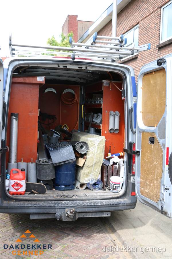 Bedrijfsbus van dakdekker met gereedschap en materialen in Gennep Bedrijfsbus van dakdekker met gereedschap en materialen in Gennep
