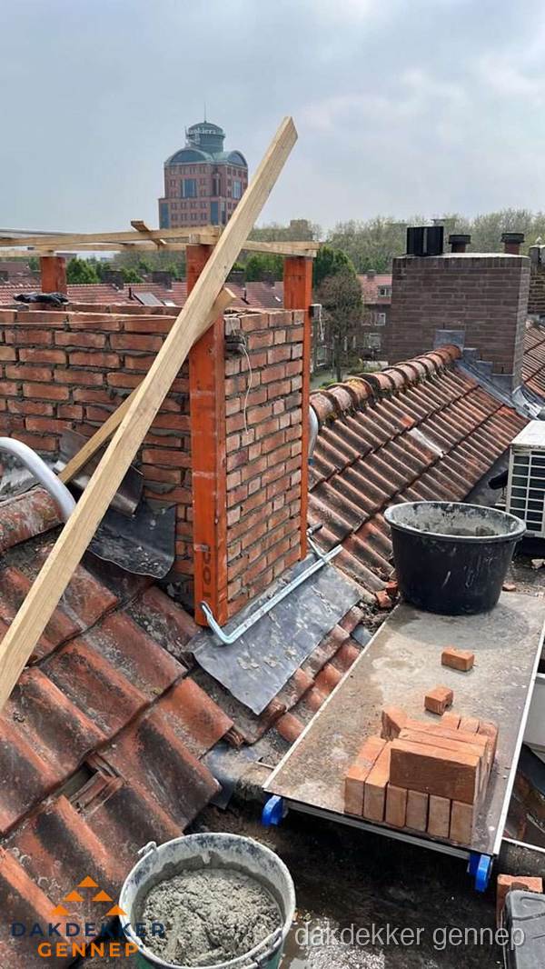 Schoorsteen renovatie met metselwerk op schuin dak in Gennep Schoorsteen renovatie met metselwerk op schuin dak in Gennep