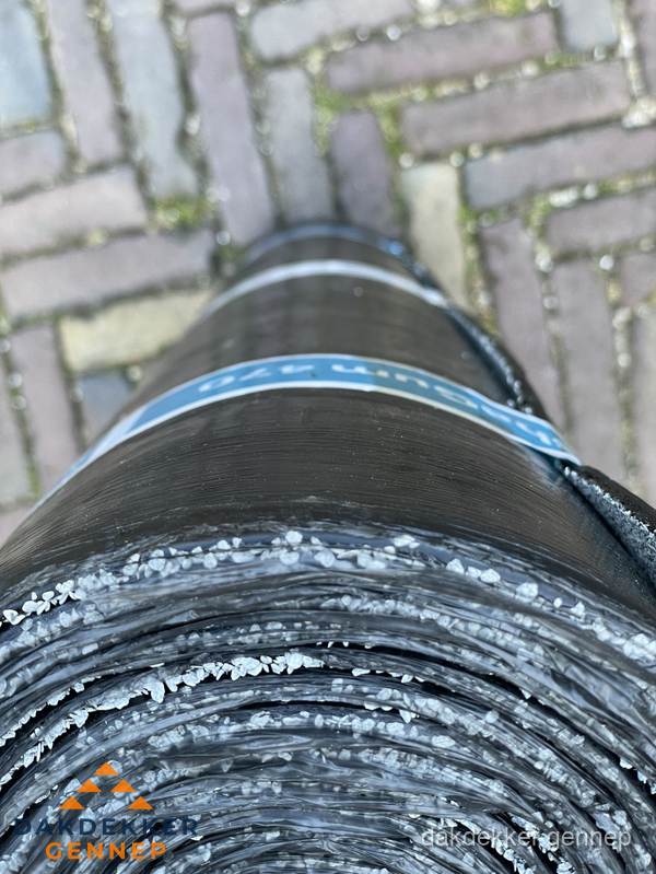 Rol bitumen dakleer met leislag voor plat dak in Gennep Rol bitumen dakleer met leislag voor plat dak in Gennep