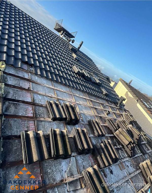 Schuin dak renovatie met nieuwe dakpannen in Gennep