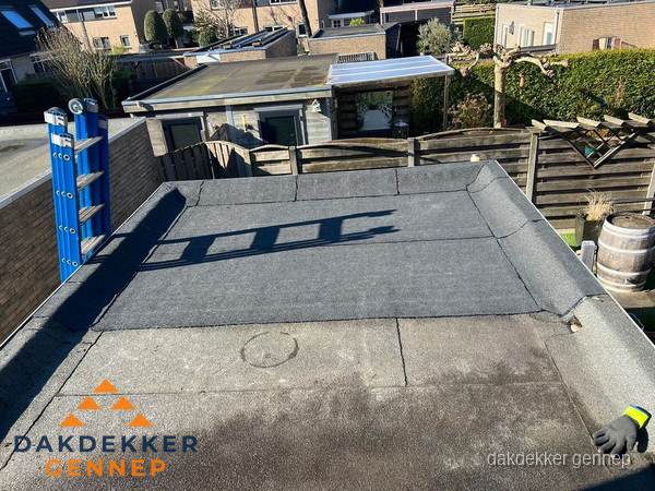 Dakdekker bij bitumen plat dak renovatie in Gennep