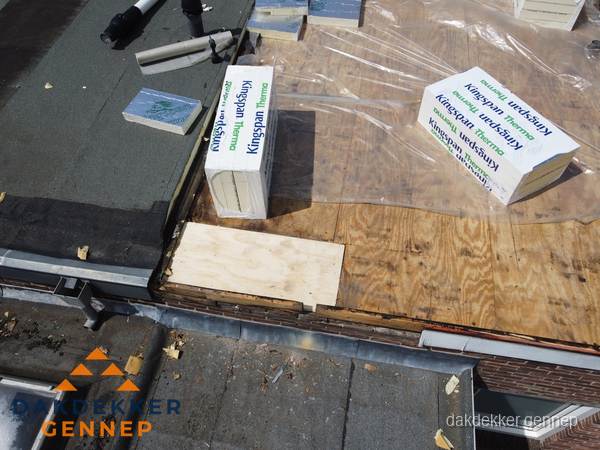 Plat dak isolatie met Kingspan isolatieplaten tijdens renovatie in Gennep