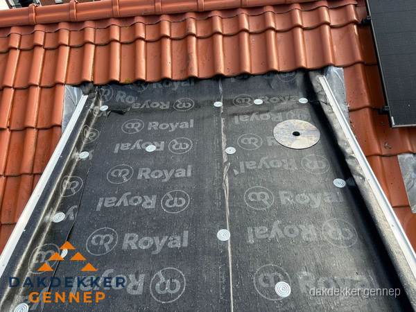 Nieuw dak met dakpannen en Royal onderlaag bij woning in Gennep