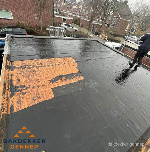 Dakdekker brengt EPDM dakbedekking aan op plat dak in Gennep