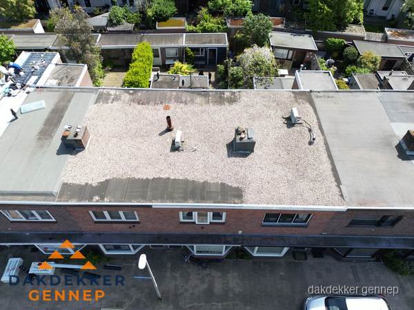 Plat dak met grindballast en dakdoorvoeren in Gennep Plat dak met grindballast en dakdoorvoeren in Gennep