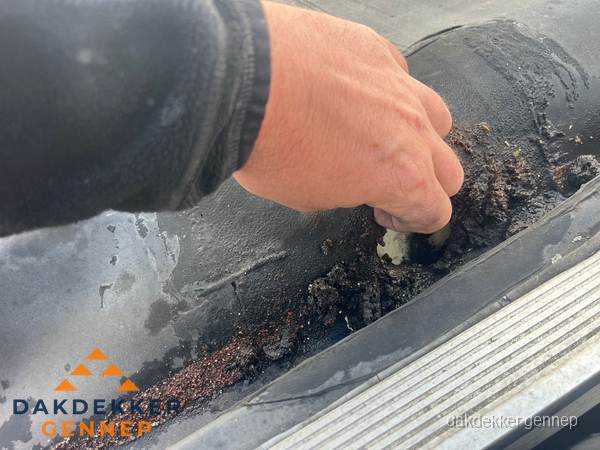 Schade aan bitumen dakbedekking op plat dak in Gennep Schade aan bitumen dakbedekking op plat dak in Gennep
