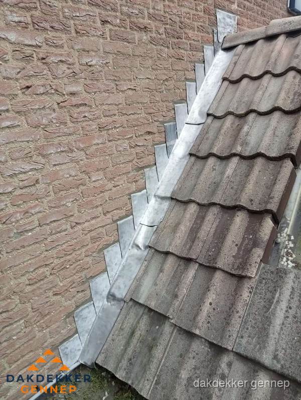 Loodslabben langs dakaansluiting bij bakstenen muur in Gennep Loodslabben langs dakaansluiting bij bakstenen muur in Gennep