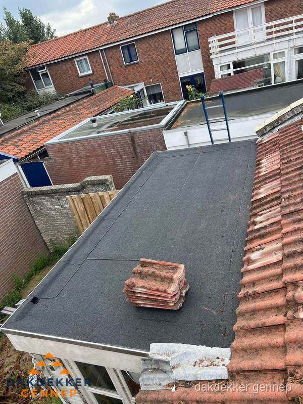 Aanbouw plat dak met reservepannen voor dakpannen vervangen in Gennep Aanbouw plat dak met reservepannen voor dakpannen vervangen in Gennep