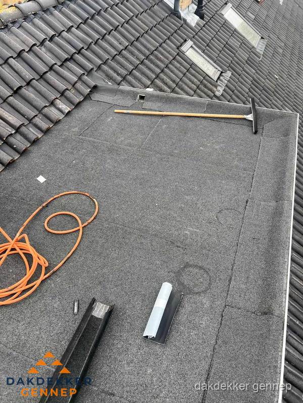 Plat dak reparatie met gereedschap en loodstroken in Gennep Plat dak reparatie met gereedschap en loodstroken in Gennep