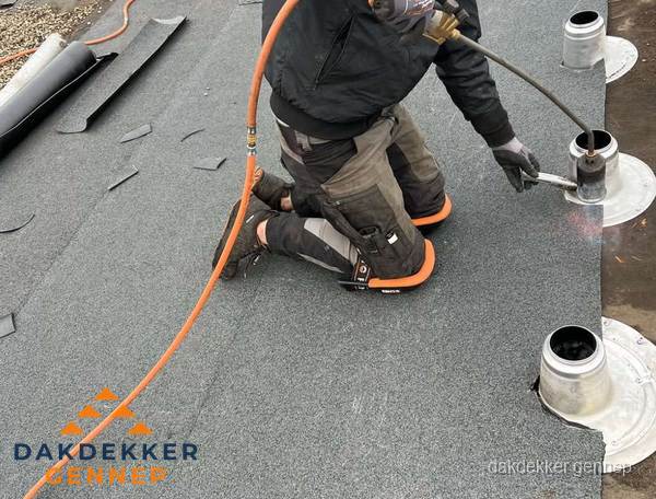 Dakdekker repareert bitumen dakleer bij dakdoorvoer in Gennep Dakdekker repareert bitumen dakleer bij dakdoorvoer in Gennep