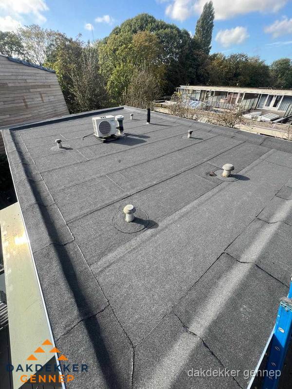 Kosten dakdekker: afgewerkt plat bedrijfsdak met bitumen in Gennep Kosten dakdekker: afgewerkt plat bedrijfsdak met bitumen in Gennep
