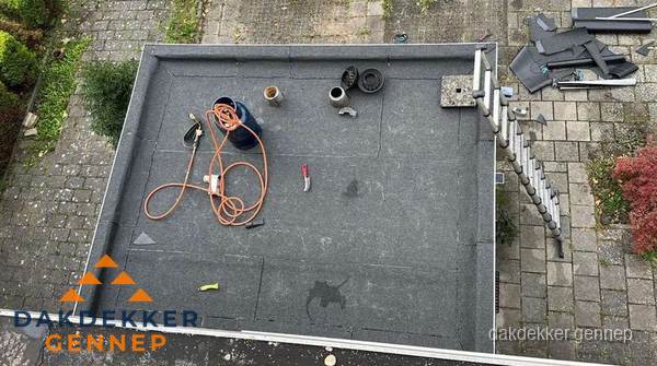 Plat dak met nieuwe bitumen bedekking in Gennep