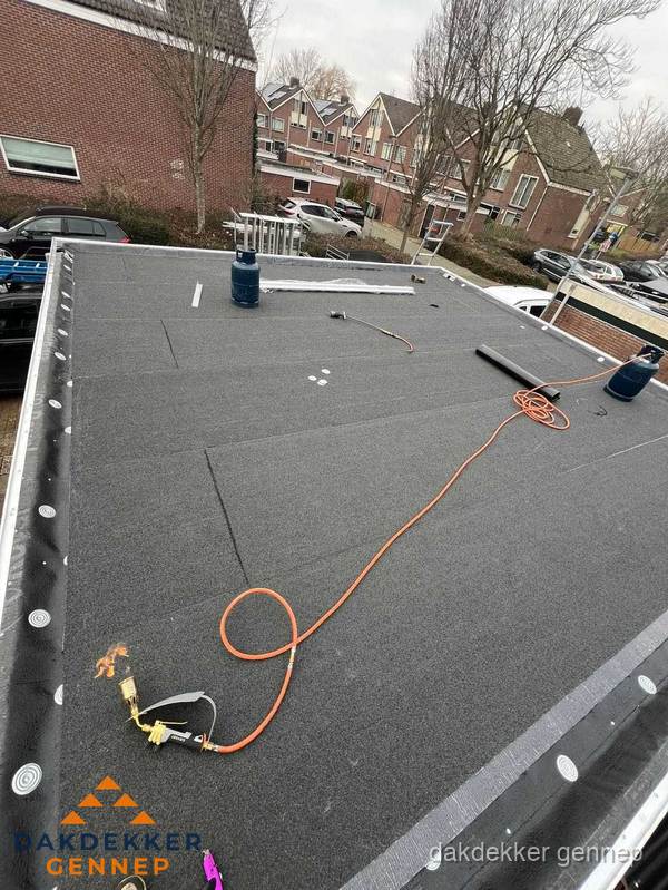 Afgewerkte dakrenovatie met bitumen op plat dak in Gennep Afgewerkte dakrenovatie met bitumen op plat dak in Gennep