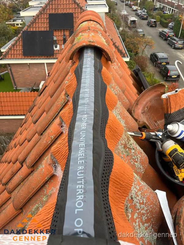 Dakdekker vervangt nokvorst met ruiterrol op pannendak in Gennep Dakdekker vervangt nokvorst met ruiterrol op pannendak in Gennep
