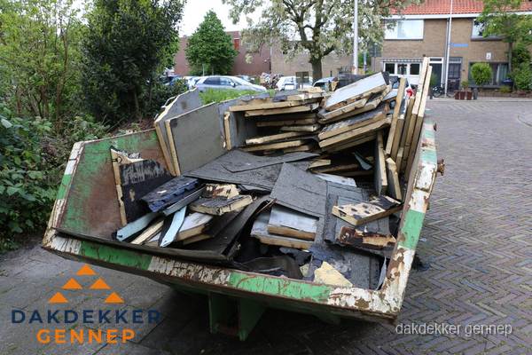Puincontainer met oud dakmateriaal na dakrenovatie in Gennep Puincontainer met oud dakmateriaal na dakrenovatie in Gennep