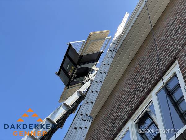 Dakgoot vervangen met dakdekkerslift in Gennep Dakgoot vervangen met dakdekkerslift in Gennep