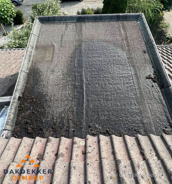 Verouderd plat dak met bitumen en slijtage voor lekkage inspectie in Gennep Verouderd plat dak met bitumen en slijtage voor lekkage inspectie in Gennep