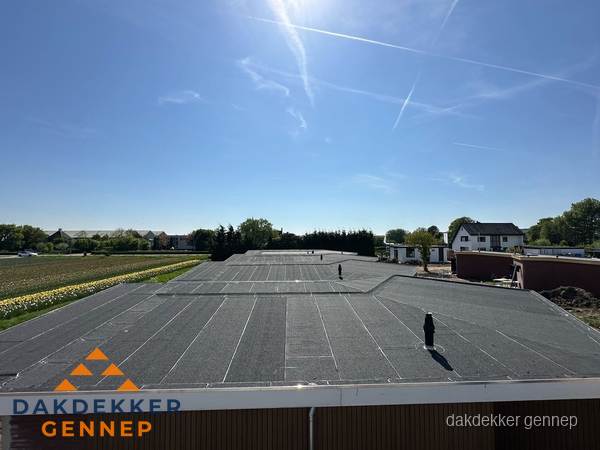 Groot plat dak met bitumen dakbedekking op bedrijfspand in Gennep Groot plat dak met bitumen dakbedekking op bedrijfspand in Gennep