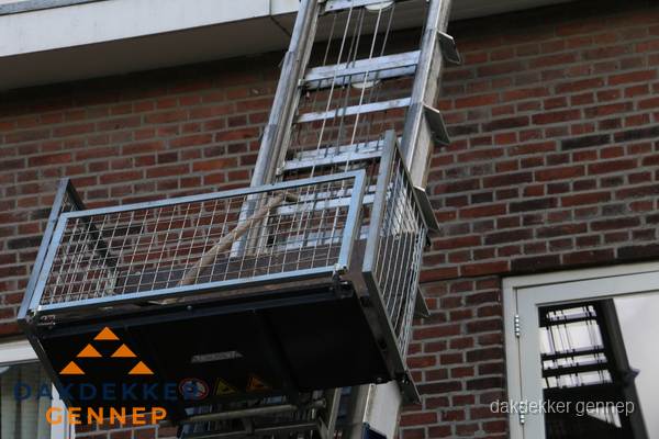 Ladderlift met dakpannen voor dakpan reparatie in Gennep Ladderlift met dakpannen voor dakpan reparatie in Gennep