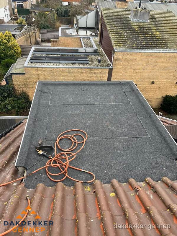 Reparatie aansluiting plat dak en schuin dak in Gennep