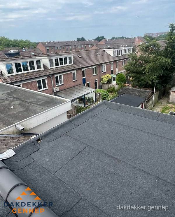 Vernieuwd plat dak met bitumen in woonwijk in Gennep Vernieuwd plat dak met bitumen in woonwijk in Gennep