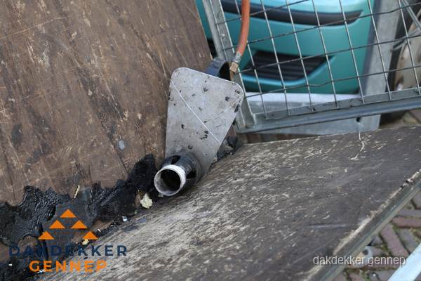 Dakdekkers gasbrander voor bitumen werkzaamheden in Gennep