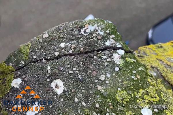 Beschadigde en verweerde nokvorst met scheuren en mos in Gennep Beschadigde en verweerde nokvorst met scheuren en mos in Gennep