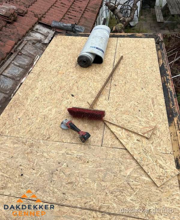 Plat dak vervangen met nieuwe OSB-ondergrond en bitumenrol in Gennep