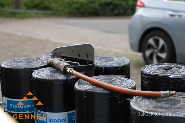 Rollen bitumen dakbedekking EshaGum klaar voor installatie in Gennep Rollen bitumen dakbedekking EshaGum klaar voor installatie in Gennep