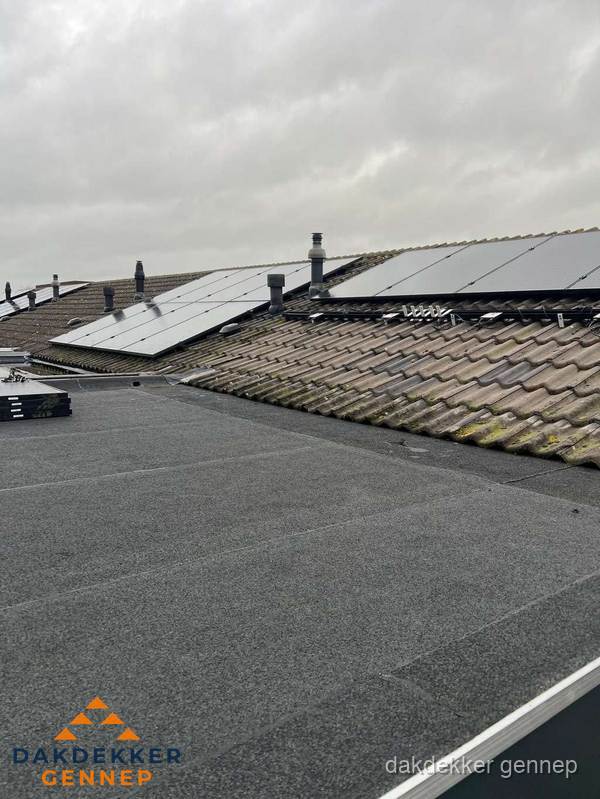 Bitumen dakbedekking op plat dak met aansluitend pannendak en zonnepanelen in Gennep Bitumen dakbedekking op plat dak met aansluitend pannendak en zonnepanelen in Gennep