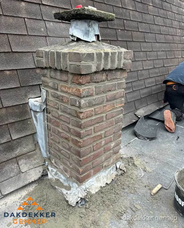 Schoorsteen reparatie met lood en voegwerk op leien dak in Gennep Schoorsteen reparatie met lood en voegwerk op leien dak in Gennep