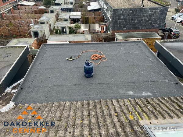 Plat dak met bitumen dakbedekking en brander in Gennep Plat dak met bitumen dakbedekking en brander in Gennep