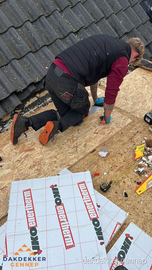 Dakdekker plaatst PIR-isolatieplaten op plat dak in Gennep Dakdekker plaatst PIR-isolatieplaten op plat dak in Gennep