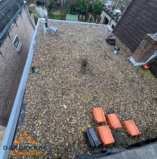 Plat dak met grindballast en dakdoorvoeren in Gennep Plat dak met grindballast en dakdoorvoeren in Gennep