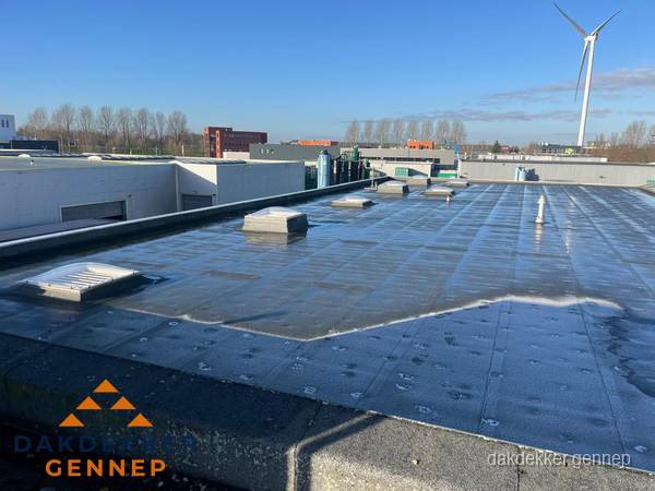 Plat dak bedrijfspand met bitumen dakbedekking en lichtkoepels in Gennep Plat dak bedrijfspand met bitumen dakbedekking en lichtkoepels in Gennep