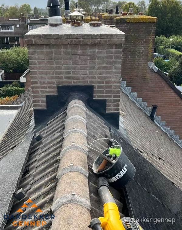 Schoorsteen met loodaansluiting en nokvorst op pannendak in Gennep Schoorsteen met loodaansluiting en nokvorst op pannendak in Gennep