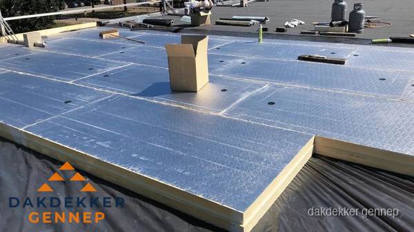 PIR isolatieplaten worden gelegd op plat dak voor dakisolatie in Gennep