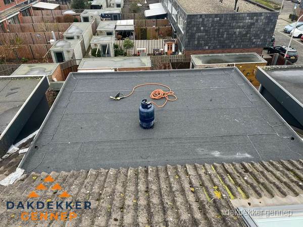 Dakreparatie plat dak met bitumen in Gennep