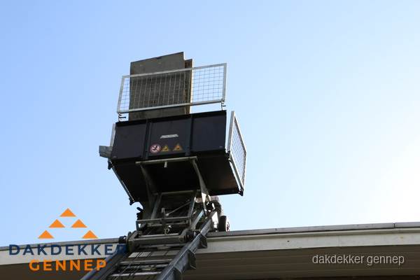 Dakdekkerslift voor materiaal transport bij dakwerkzaamheden in Gennep Dakdekkerslift voor materiaal transport bij dakwerkzaamheden in Gennep
