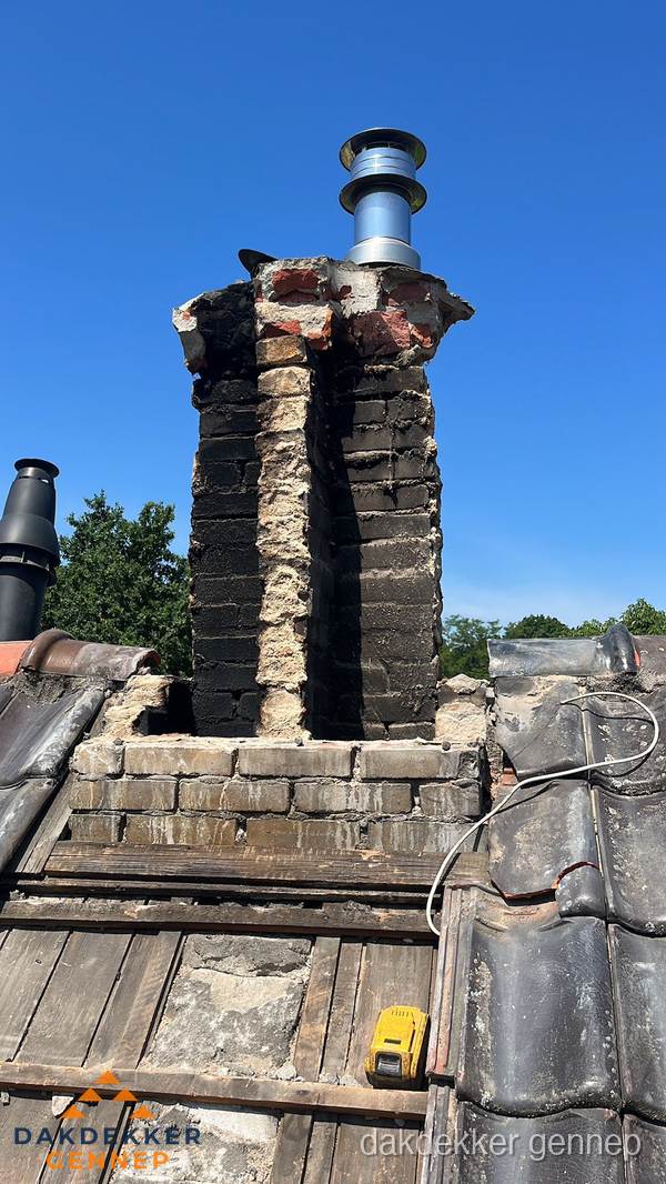 Beschadigde schoorsteen met nieuwe rookgasafvoer op oud dak in Gennep Beschadigde schoorsteen met nieuwe rookgasafvoer op oud dak in Gennep
