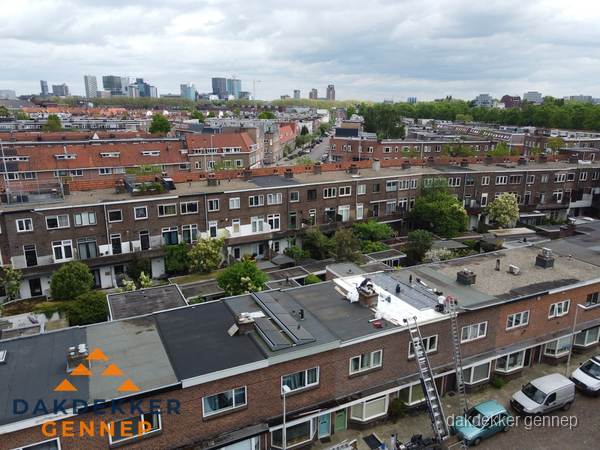 Spoed dakdekker aan het werk op plat dak in woonwijk Gennep Spoed dakdekker aan het werk op plat dak in woonwijk Gennep