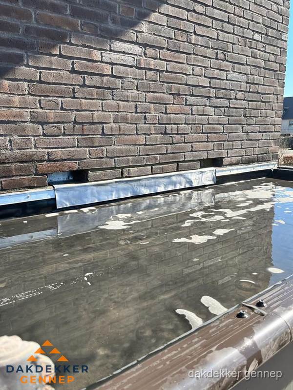 Stilstaand water op plat dak door slechte afwatering in Gennep Stilstaand water op plat dak door slechte afwatering in Gennep