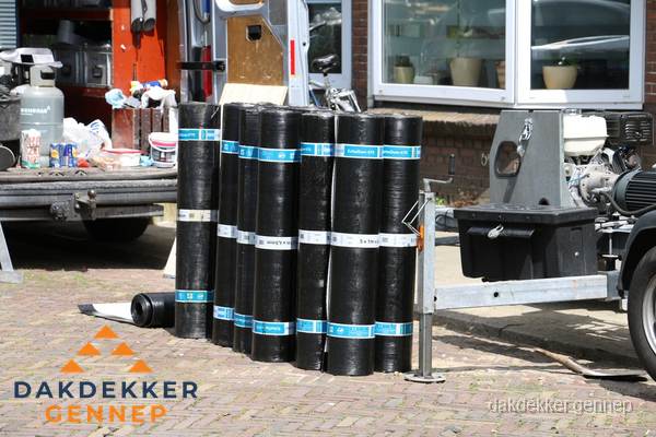 Rollen bitumen dakbedekking klaar voor daklekkage reparatie in Gennep Rollen bitumen dakbedekking klaar voor daklekkage reparatie in Gennep
