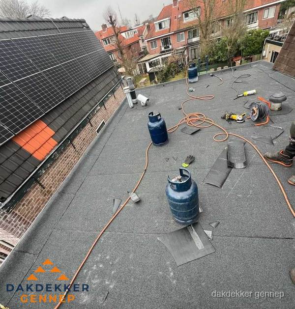 Daklekkage repareren met brandgereedschap op plat dak in Gennep Daklekkage repareren met brandgereedschap op plat dak in Gennep