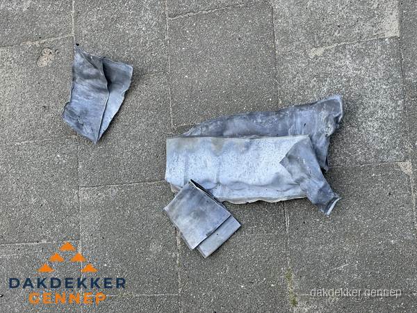 Oude verwijderde loodslabben na vervanging in Gennep Oude verwijderde loodslabben na vervanging in Gennep
