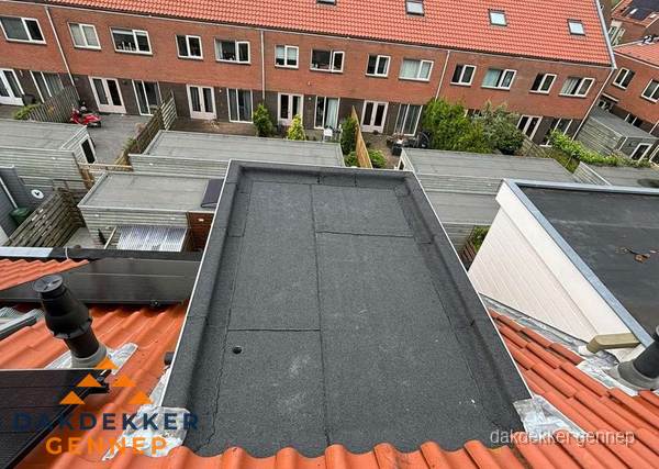 Plat dak met bitumen bedekking naast dakkapel in Gennep Plat dak met bitumen bedekking naast dakkapel in Gennep