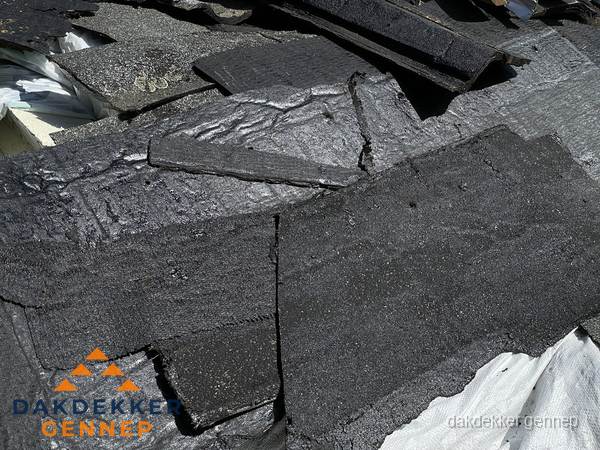 Verwijderd oud bitumen dakleer klaar voor vervanging in Gennep Verwijderd oud bitumen dakleer klaar voor vervanging in Gennep
