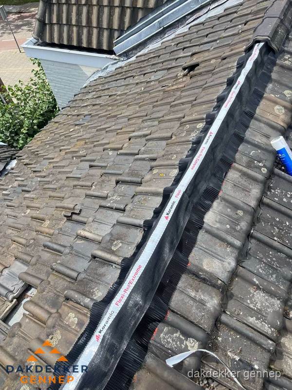 Nokvorst renovatie met Koramic nokrol op schuin pannendak in Gennep Nokvorst renovatie met Koramic nokrol op schuin pannendak in Gennep