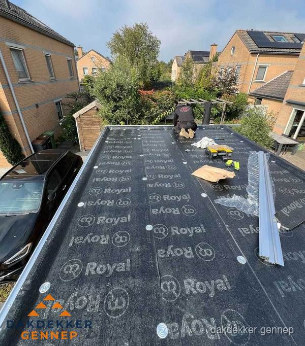 Dakdekker aan het werk op plat dak renovatie in Gennep